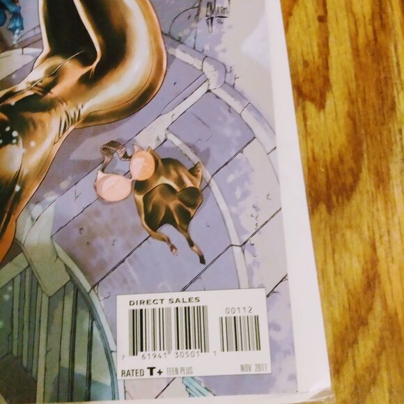 DC Comics November 2011 Catwoman comic book Teen Plus - Picture 4 of 5